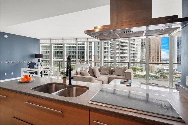 Building Photo - 495 Brickell Ave
