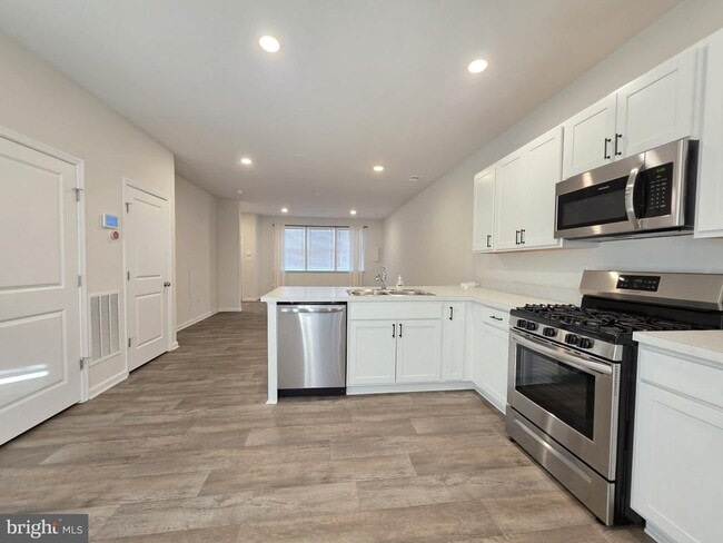 Building Photo - 426 Creekbed Cir