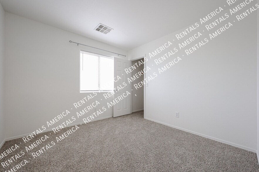 Building Photo - 1295 E Leaf Rd