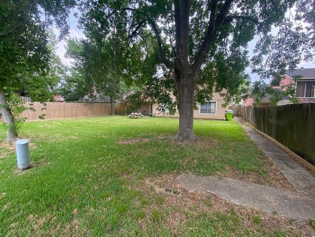 Building Photo - 2110 Hilton Head Dr