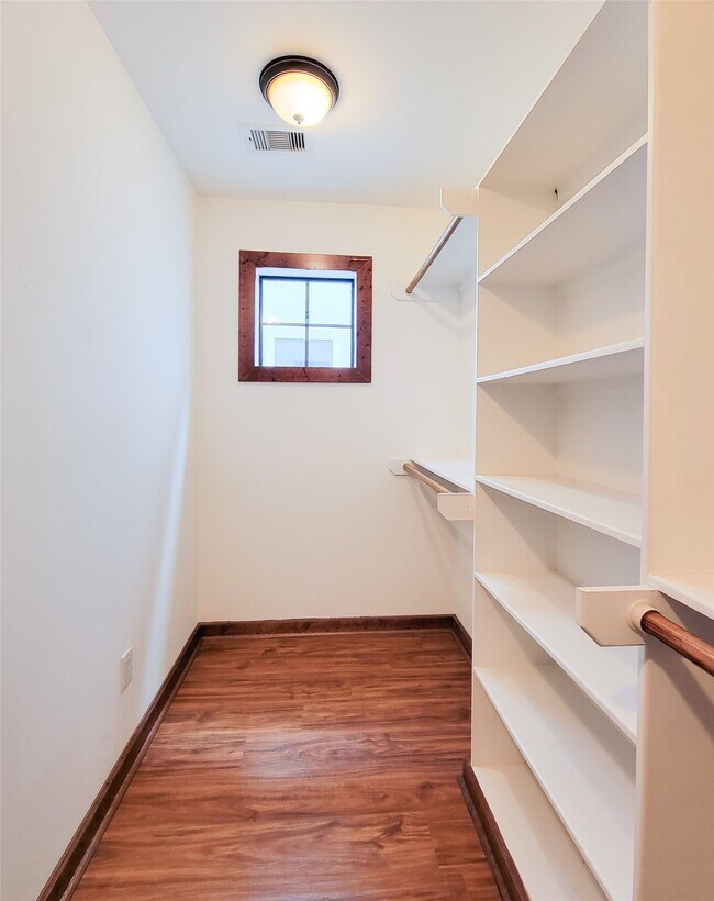 Building Photo - 1801 W 24th St