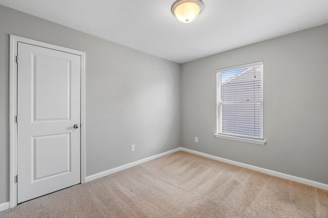 Building Photo - Newer Home, Granite Counter-Tops, Wood Laminate Flooring, SS Appliances, Garage, Fenced, Must See!