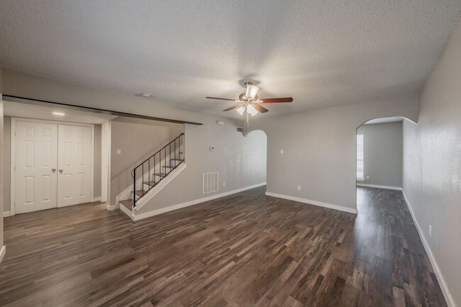 Building Photo - SPACIOUS UPDATED TOWNHOME - 1440SF