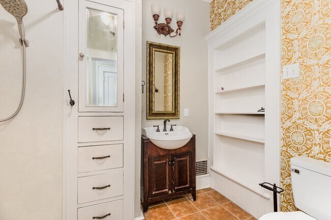 Building Photo - **Price Reduced with HOLIDAY MOVE-IN SPECIAL! $500 off 1st full month's rent with lease signed by...