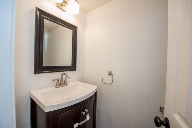 Building Photo - Huntington Beach Townhome