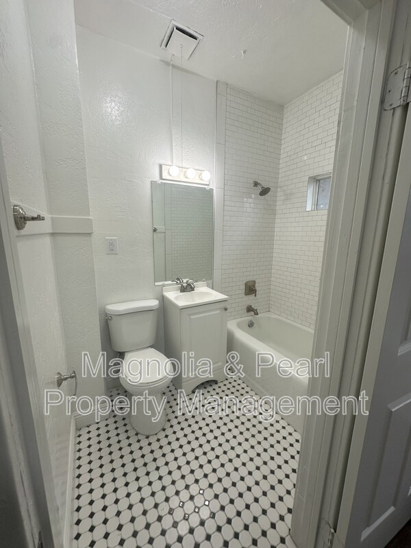 Building Photo - 1521 Blaine St