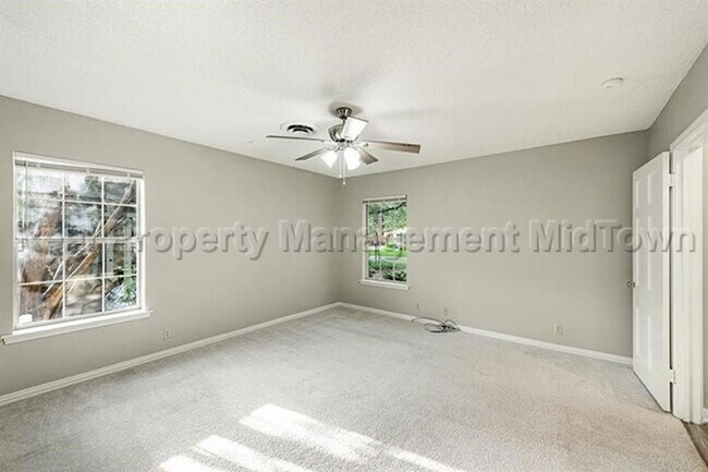 Building Photo - Charming home located in Ridglea North