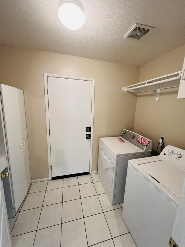 Building Photo - 31182 Amsterdam Rd