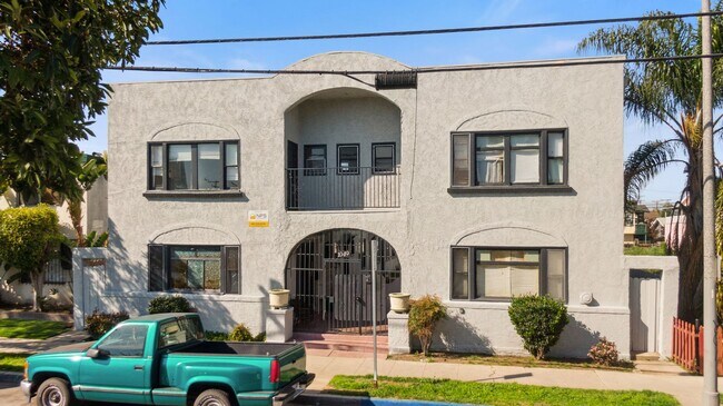 Building Photo - 1049 E 5th St