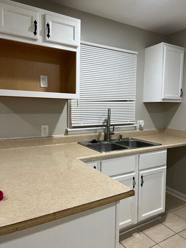 Building Photo - A charming 3 bedroom, 1 bathroom house has been newly remodeled and is ready for you to move in.