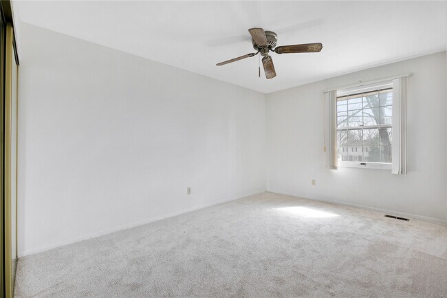 Building Photo - 15575 Clover Ridge Dr