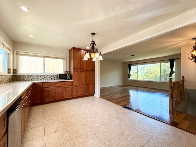Building Photo - Gorgeously Updated 4-Bed/3-Bath Home & Ent...