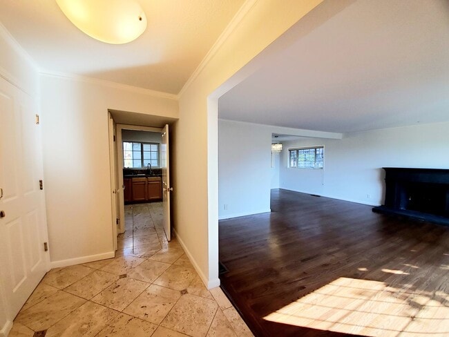 Building Photo - 2745 Summit Dr