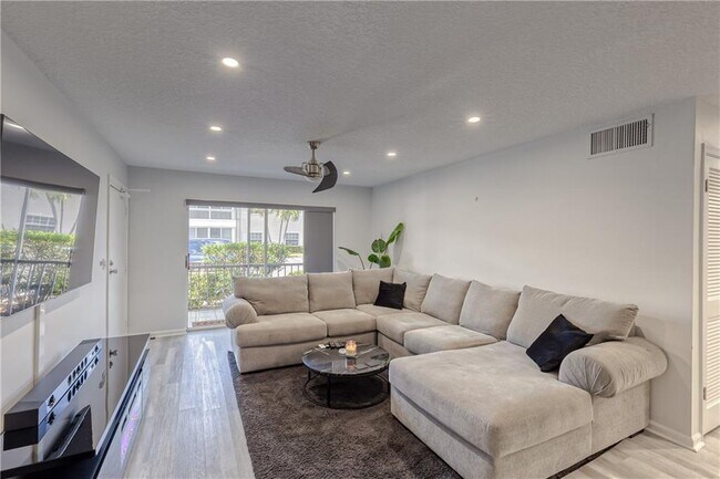 Building Photo - 6295 Bay Club Dr