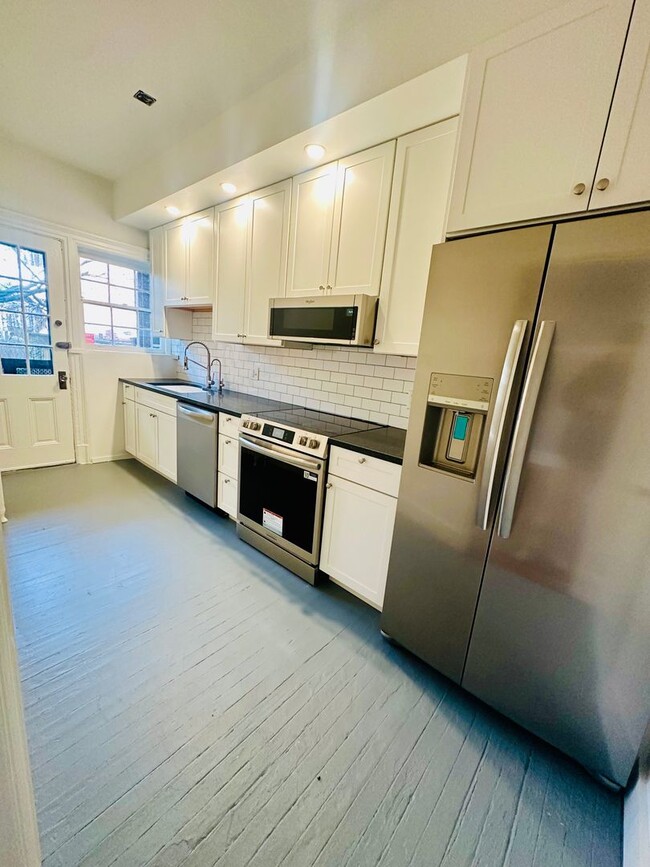 Building Photo - Charming 3bdrm/1.5bth Home Conveniently Located in Richmond's Carytown Area w/Private Balcony!!