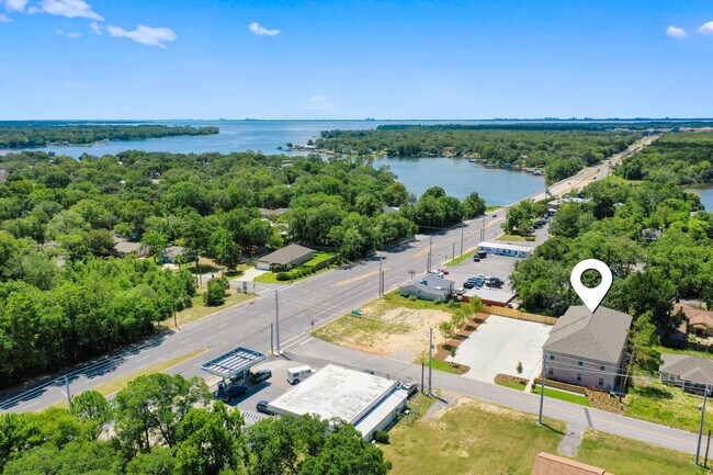 Building Photo - 305 Okaloosa Ave