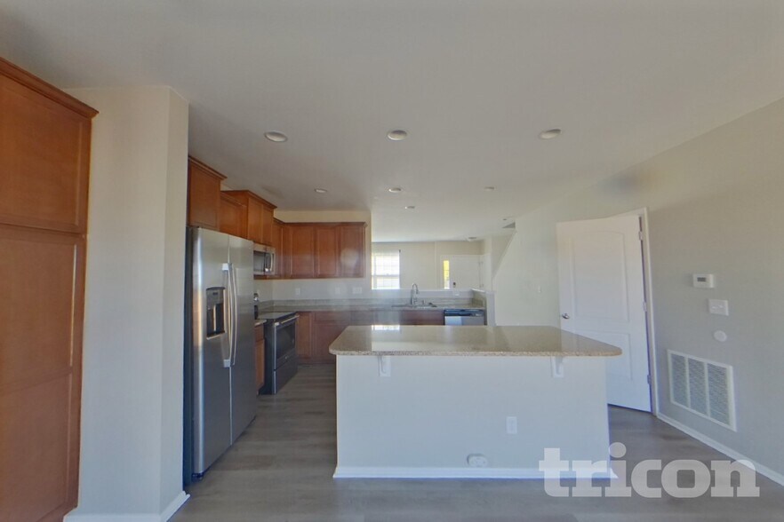 Building Photo - 647 Clarendon Dr