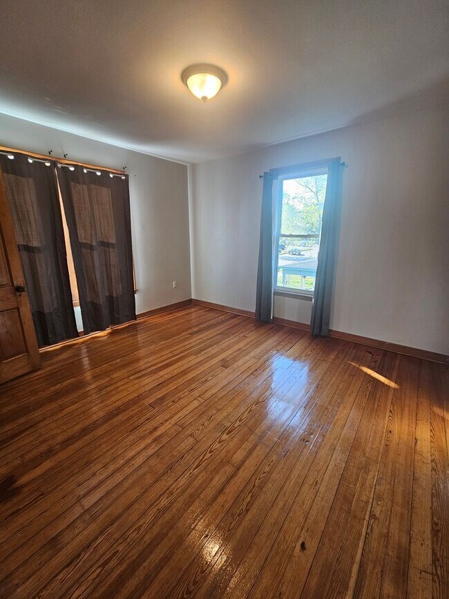 Building Photo - 1-603 1/2 N Superior Ave