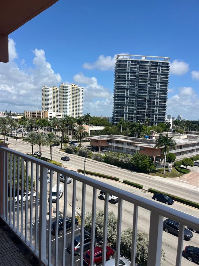 Building Photo - 2200 E Hallandale Beach Blvd