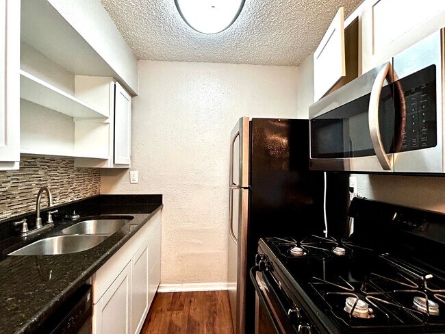 Building Photo - 2401 Manor Rd