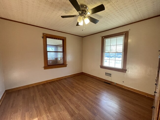 Building Photo - 270 Crescent Ln