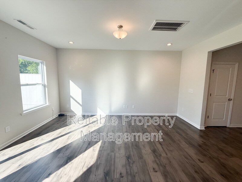 Building Photo - 140 Willow Green Dr