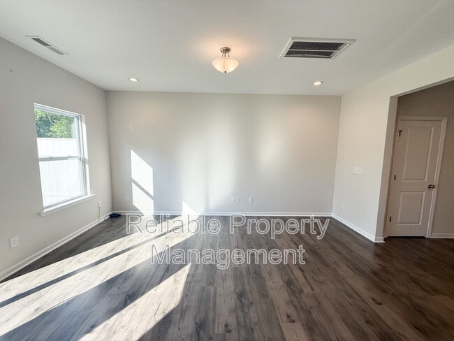 Building Photo - 140 Willow Green Dr
