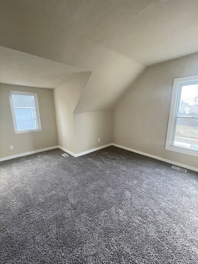 Building Photo - Fully Remodeled 4 Bedroom 2.5 Bathroom