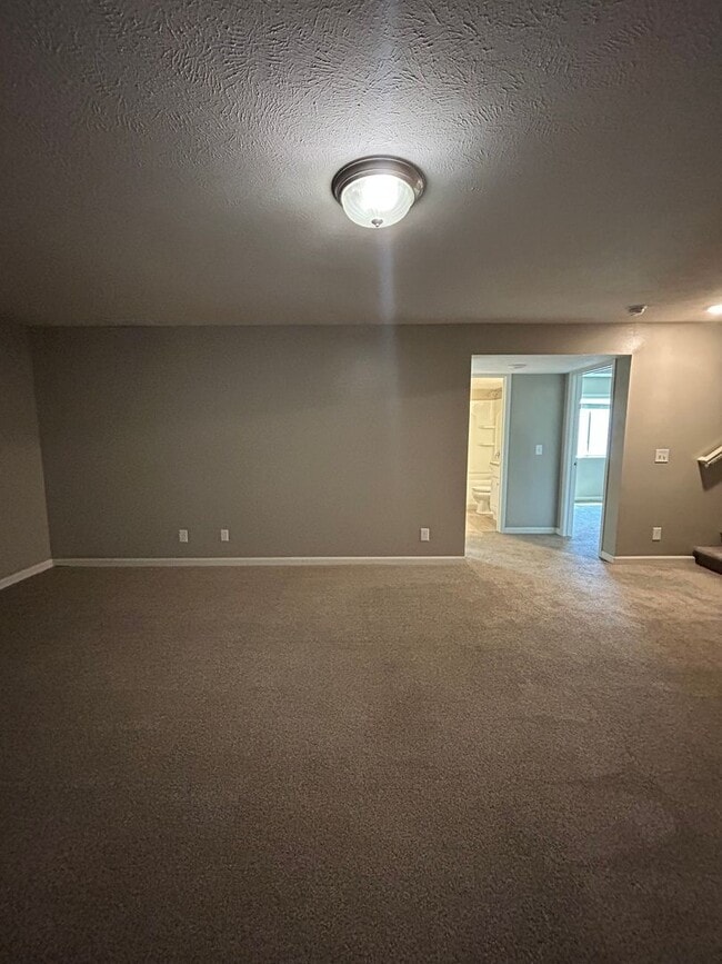 Building Photo - Spacious 4 Bedroom Duplex Near Village Pointe