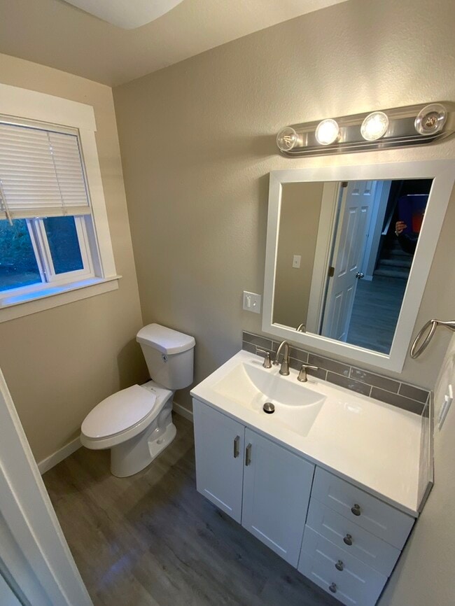 Building Photo - Olympia 3bdr 1.5 bath TOWNHOME 1 car garage 1 PET WELCOME