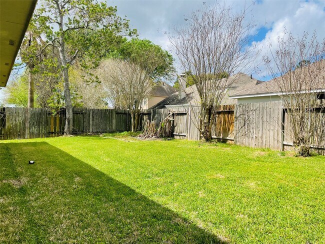 Building Photo - 20910 Medallion Pointe Dr