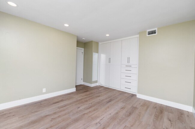 Building Photo - REMODELED 4 BD/3.5 BA RANCH STYLE HOME IN DOVER SHORES