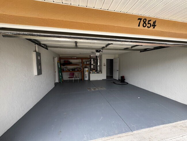 Building Photo - Beautifully Maintained 3BR/2BA Home with Fenced Yard & Sunroom in Ocala