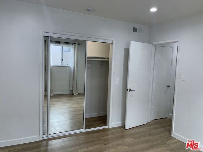Building Photo - 450 Rexford Dr