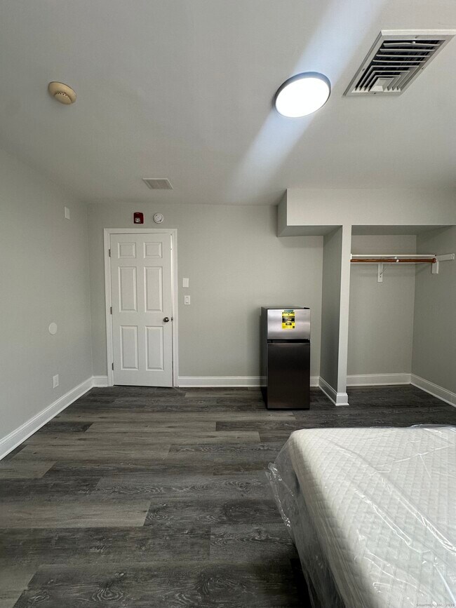 Building Photo - 1065 Central Ave