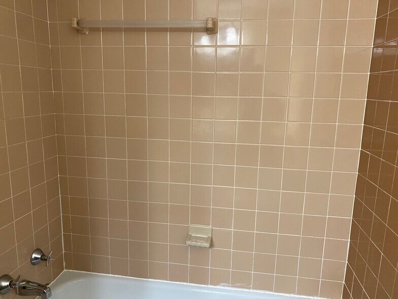 Ceramic tub surround - 411 Poplar Ave
