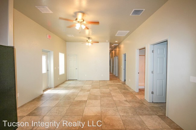 Building Photo - 10 br, 7 bath Room For Rent - 1730 N. 1st Ave