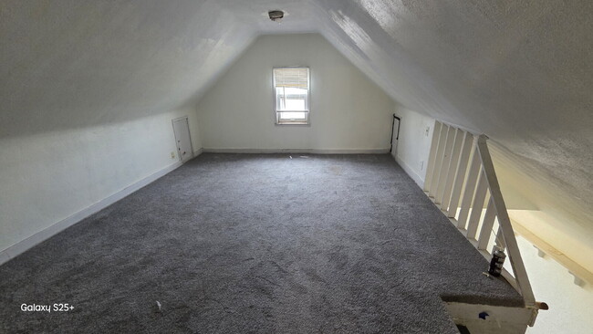 Building Photo - 6 Bed 2 bath FRESH PAINT - Single Family H...