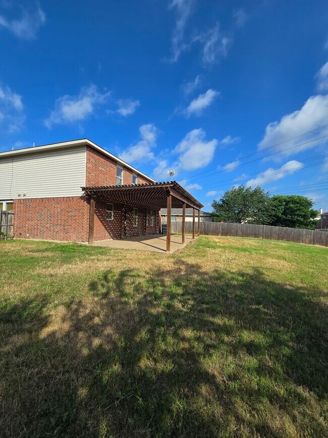 Building Photo - 4 Bedroom / 2.5 Bath / 2 Car Garage
