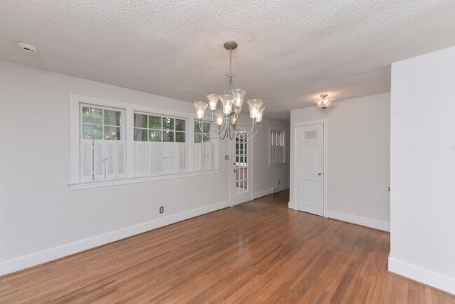 Building Photo - Charming 3 Bedroom, 2 Bath All-Brick Bunga...
