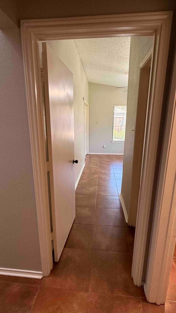 Building Photo - 3bed/2bath Townhouse with 2 car garage