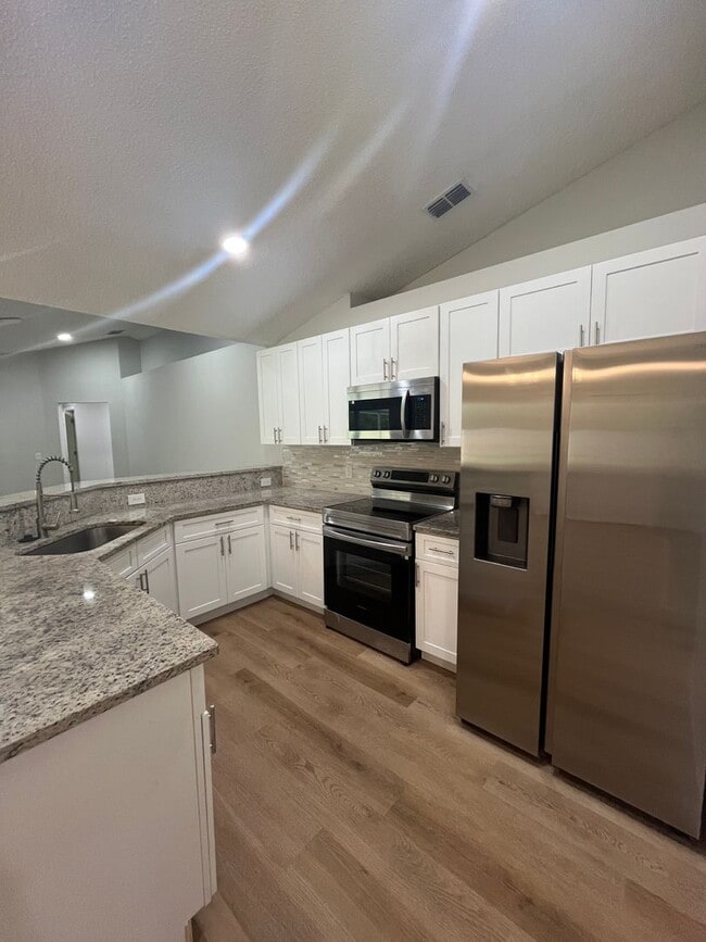 Building Photo - Spacious 4 Bedroom Home in Pine Grove!