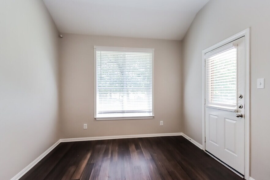 Building Photo - 25589 Oakhurst Forest Dr