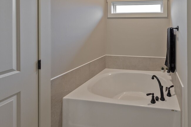 Building Photo - Millbrook Rental!