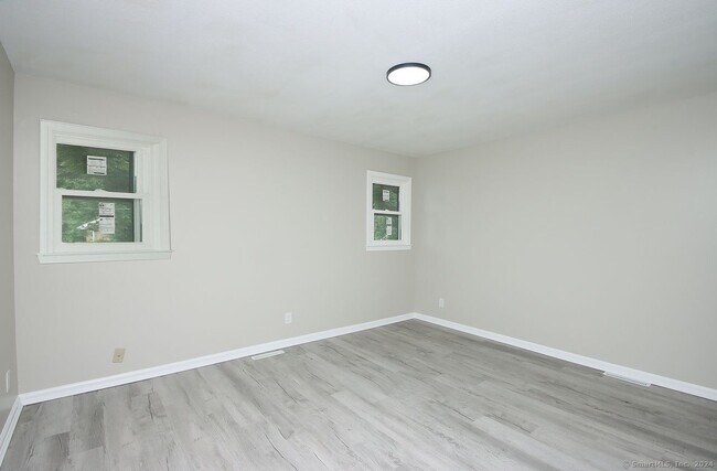 Building Photo - 2 Lakeview Ave