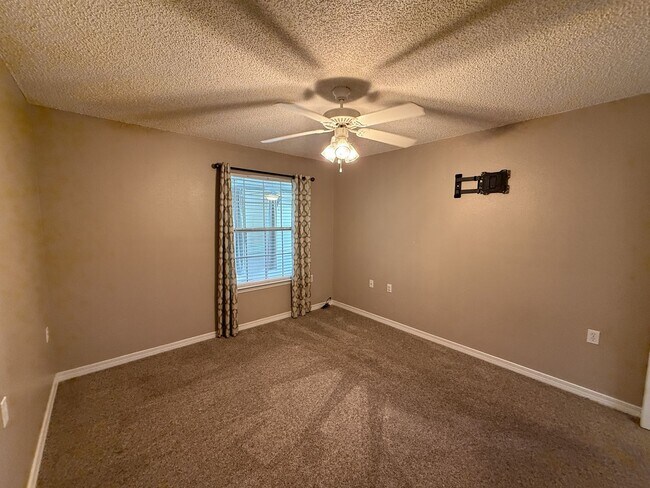 Building Photo - 2 bedroom 2 bath townhouse with community ...