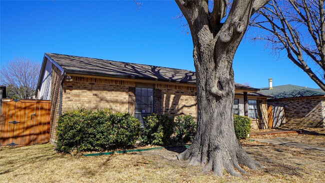 Building Photo - 2115 Chatsworth Rd