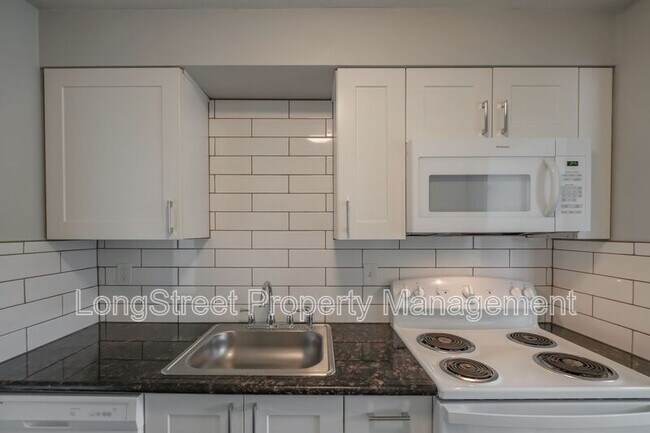 Building Photo - 208 SE 5th Ave