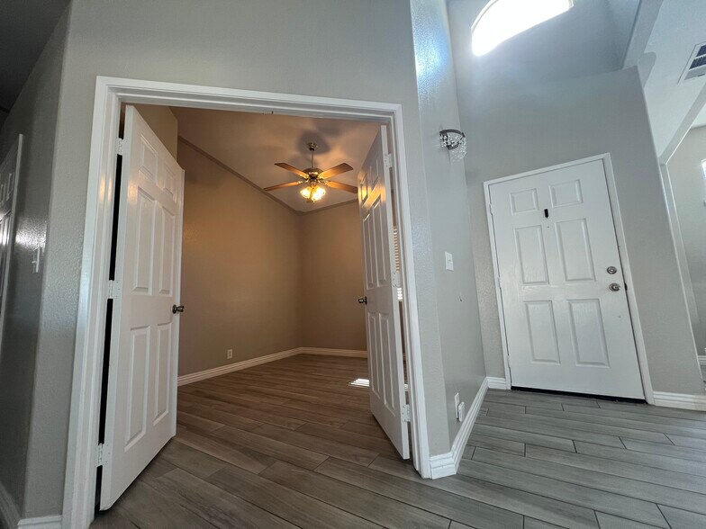 Bonus Room/Office - 9083 Powell Ave