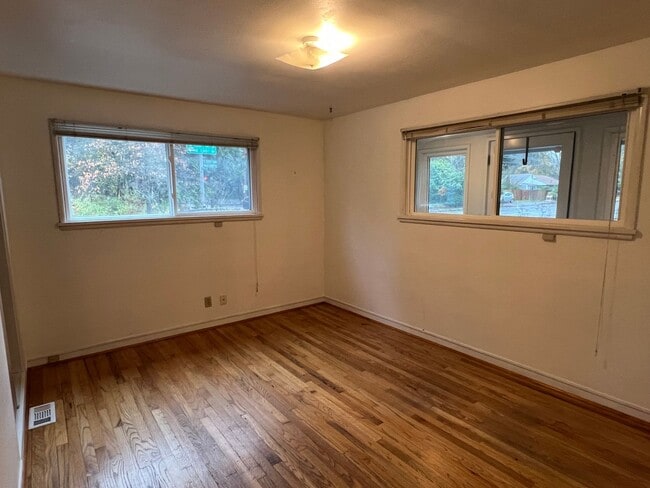 Building Photo - Haller Lake Home